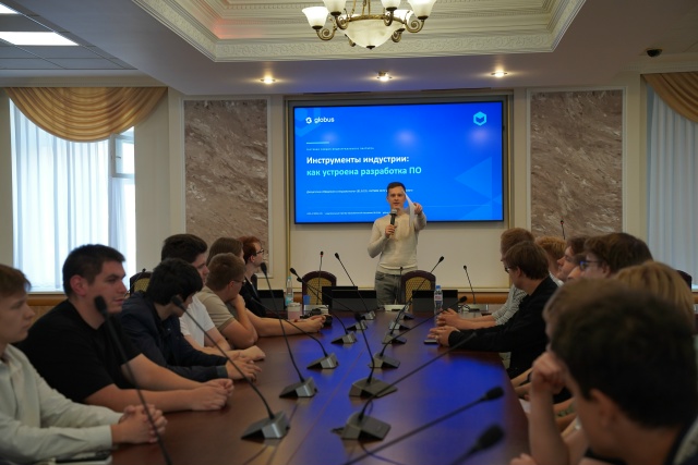 Александр Гушев проводит лекцию для студентов ИТММ